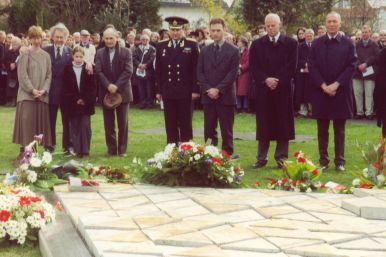 Einweihung des Mahnmals für die Oper der SS-Gewalt auf dem ehemaligen Appellplatz des KZ Niederhagen (v.l.n.r.: Familie Gerrit Visser, KZ-Überlebender Otto Preuss, Vertretung der russischen Botschaft, Wewelsburger Ortsvorsteher Johannes Hillebrandt, Bürener Bürgermeister Wolfgang Runge und NRW Staatsministerin Ilse Brusis). ©Archiv Kreismuseum Wewelsburg